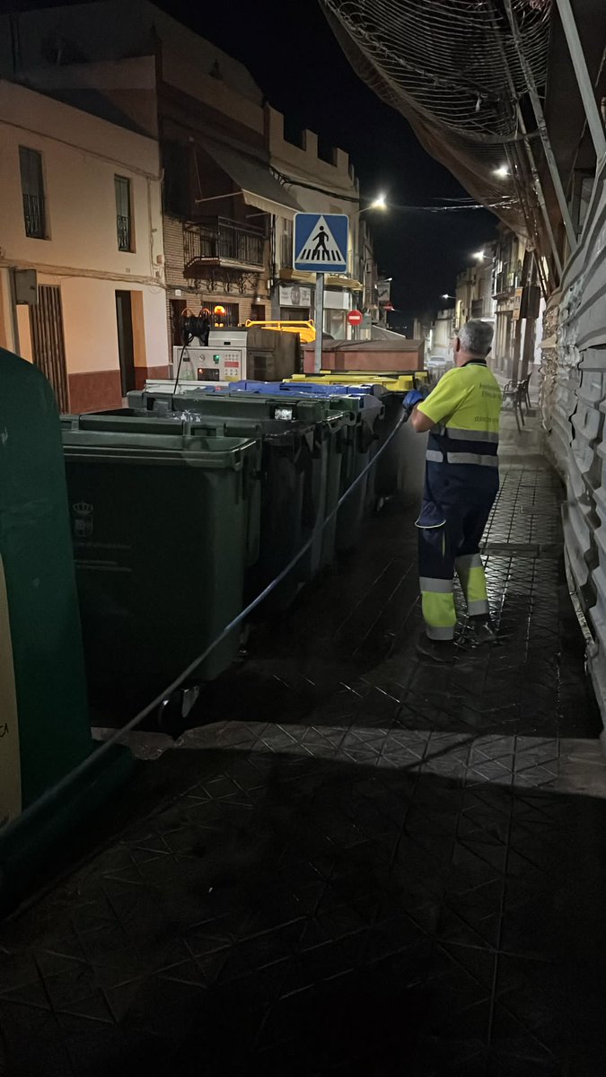 ElVisoDelAlcor_'s tweet photo. #CuidandoElViso💙 Tareas de limpieza y mantenimiento realizadas como cada día en El Viso del Alcor. https://t.co/GAzYCyBPVr