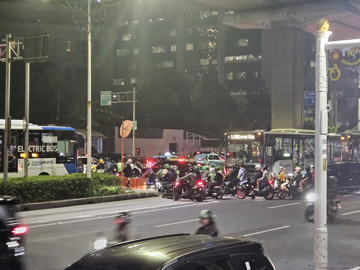 shitpostrans's tweet image. wtf puteran karet de la kuningan macet amat