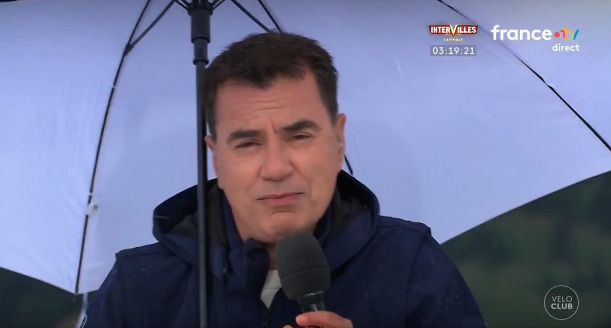 Delcroixx's tweet photo. «C’est quoi ce parapluie ?» : l’hilarant direct de #LaurentLuyat perturbé par les intempéries sur le #Tourde France https://t.co/4ZEadwZqed via @TVMAG https://t.co/c0ZEoKDjDF