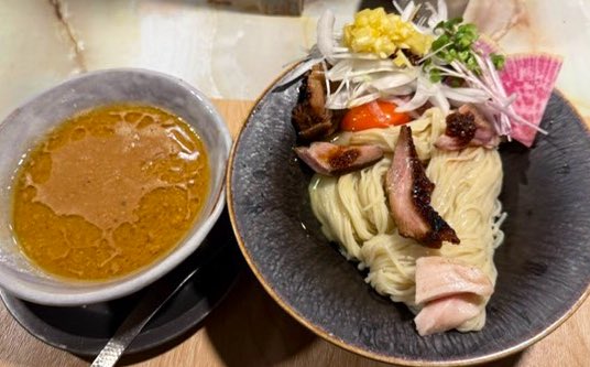 improvramen's tweet image. 画像は特濃つけ麺【ゴールデンカーネル】の特別ver.
生前、彼がこの店の静寂を劈き続けてくれたから今がある。
ありがとう廃屋カーネル