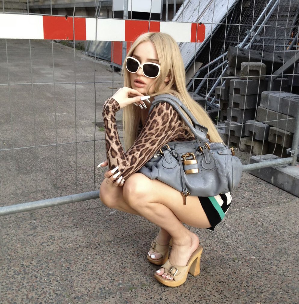 Kim Petras releases new single, “Freak It.”

Stream: music.apple.com/us/album/freak…