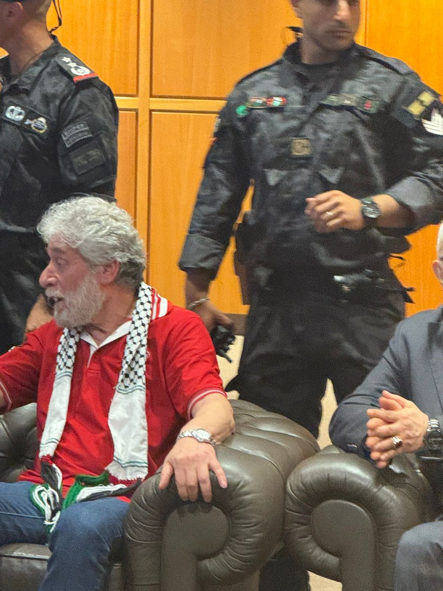 الصورة الأولى للمناضل #جورج_عبدالله فور وصوله الى صالون الشرف في مطار بيروت