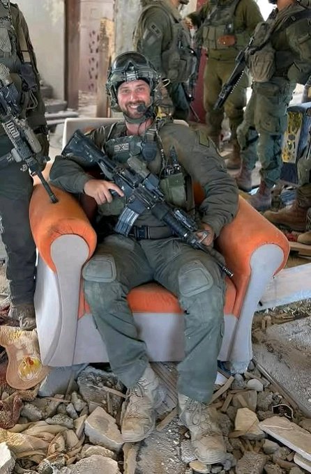 lessard_senapus's tweet image. Ce commandant génocidaire a été tué à Gaza !
Écrivez vos sentiments pour lui dans les commentaires !