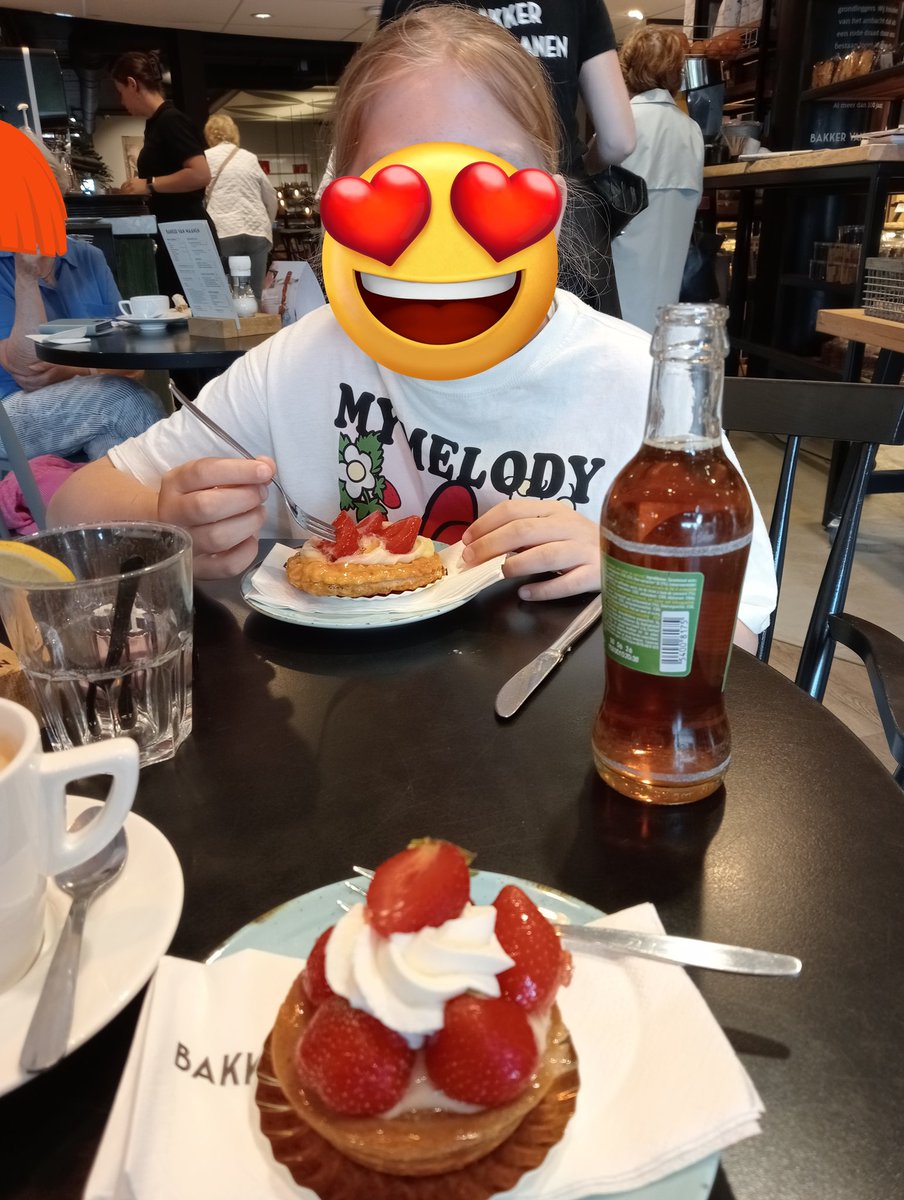 TonneDer's tweet image. Na een rumoerig weekje weer even rust in de tent. Uiteindelijk méér opgepast dan verwacht. Genoten met de kleine meid. Nu weer een 'normale' dag.
Een foto van een gezellig oma/kleindochter momentje.
En ik wens iedereen een mooi weekend en de vakantiegangers een fijne vakantie!