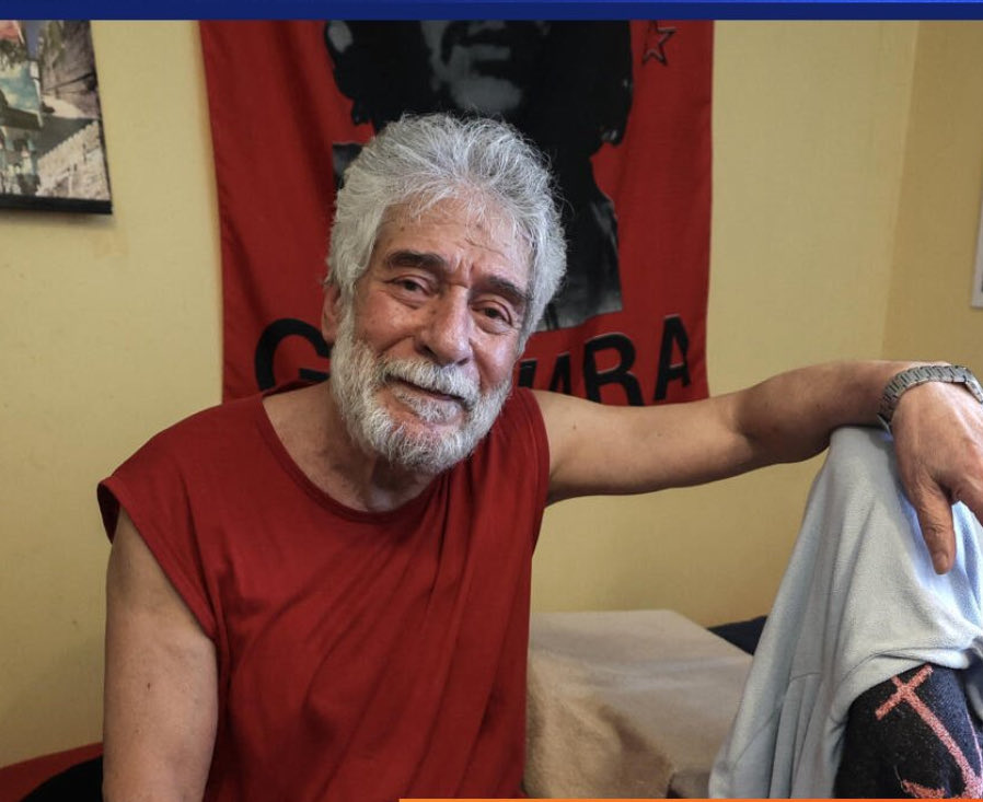 حياة جديدة بانتظارك 
صعب جدا أن تقضي 41 سنة من العمر وحدك بين الجدران وأنت معزول عن أهلك وأحبابك …
في وجهه بعض من الشبه مع أسعد طه و مارسيل خليفة و دا سيلفا 🤔