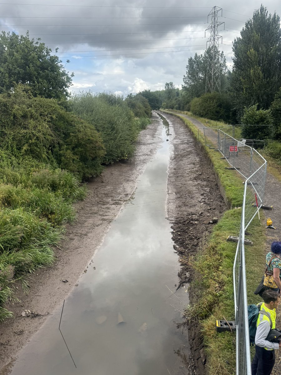 Chester_Cycling's tweet image. After a leak in the canal at “Culvert 16” the canal at Mollington was empty. Now partially refilled but towpath shut from Backford Bridge to Knolls Bridge. Workmen on site say at least a month. We think might be up to 3 months. Road diversion is pretty busy 😕. @ShitChester