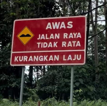 YiKbnL's tweet photo. @AshraffMokhtar same energy 
instead of fixing road buat signboard https://t.co/bFVpvZJjnF