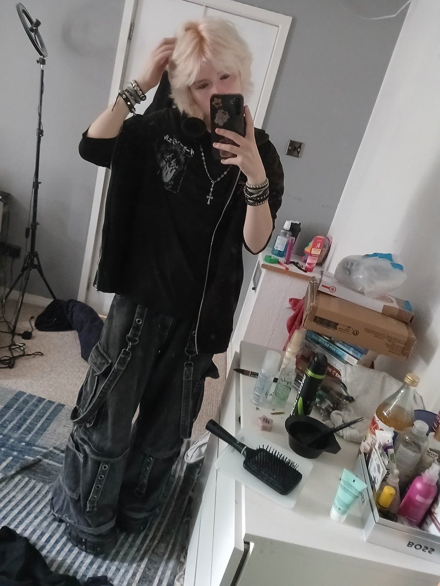 qvackles's tweet photo. today's fit check!! luv u all https://t.co/gnoENsiUQu