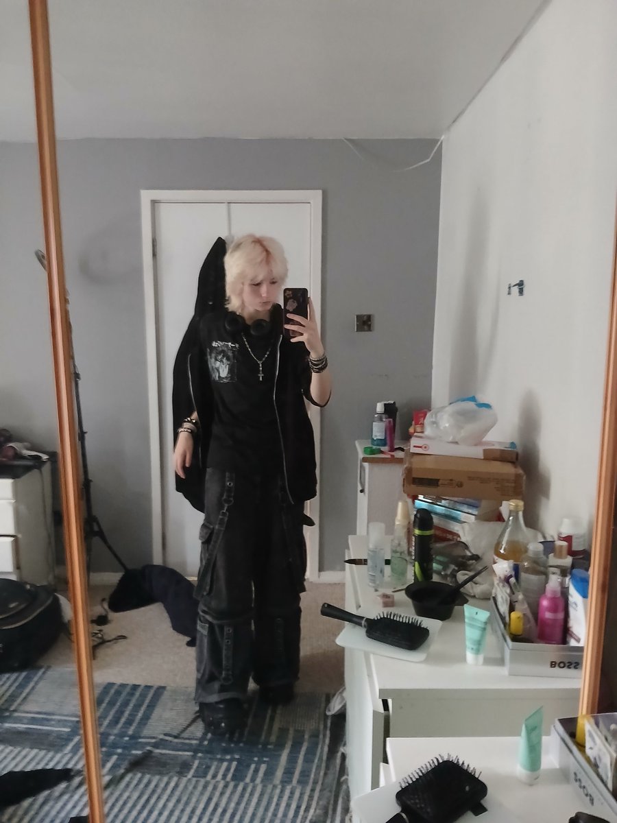 qvackles's tweet photo. today's fit check!! luv u all https://t.co/gnoENsiUQu