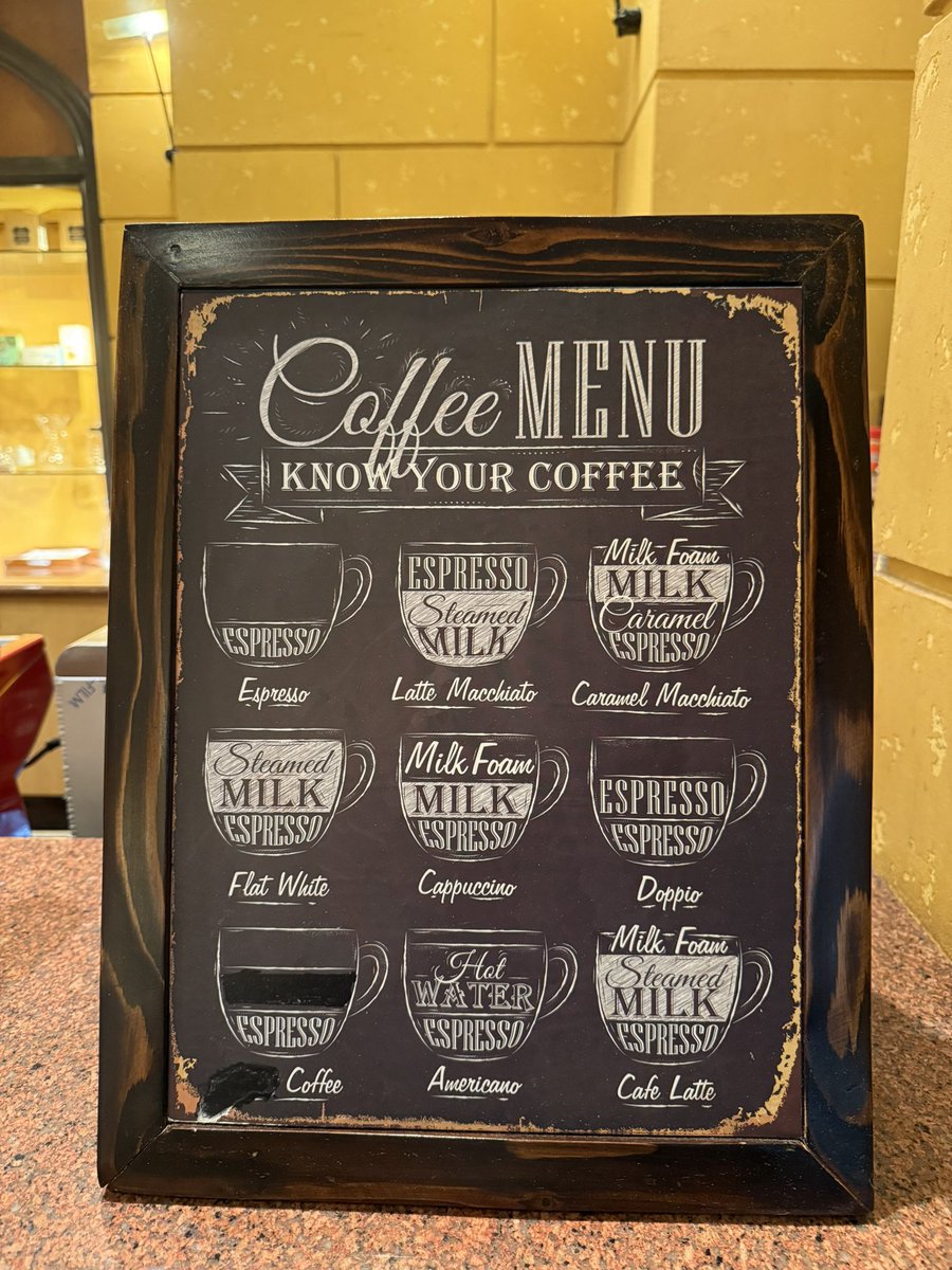 رأيت هذه اللوحة ولفتتني ببساطتها، حيث توضح الفرق بين أنواع #القهوة حسب طريقة تقديمها…أحببت أن أشاركها معكم لأن فيها تذكير جميل بأن اختلاف الأذواق هو ما يجعل كل فنجان مميزًا….
القهوة أكثر من مشروب، إنها ذوق وهوية…
#جمعة_مباركة