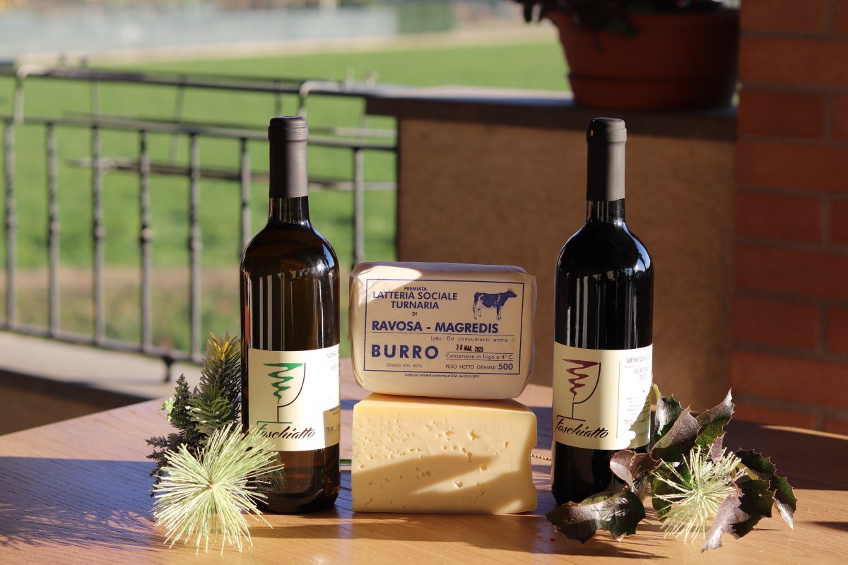 FFriulane's tweet photo. Az. Agr Foschiatto. Siamo a Ravosa-Magredis, .. tra le sconfinate campagne, gli ordinati filari del vigneti dell'azienda, che coltivati con passione e dedizione.. danno  ogni anno ottime uve, trasformate in vini di qualità!
Li trovi qui! https://t.co/2Xy5QZXBkC https://t.co/fwh8SfyLAr