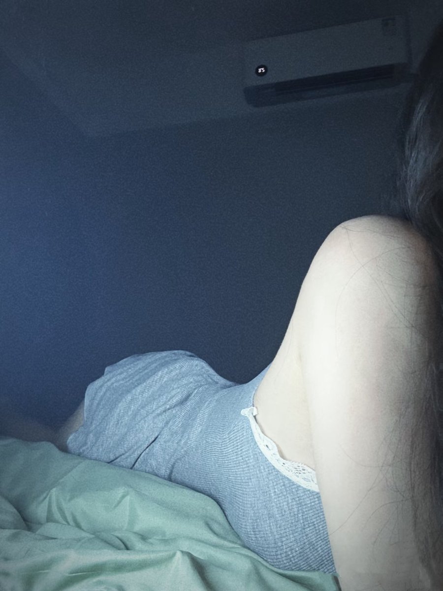 在家躺着觉得自己的身子好糯
嘿嘿 一边震着一边欲望来了

好想看看小哥哥撸管视频
让我解解渴 可以不露脸