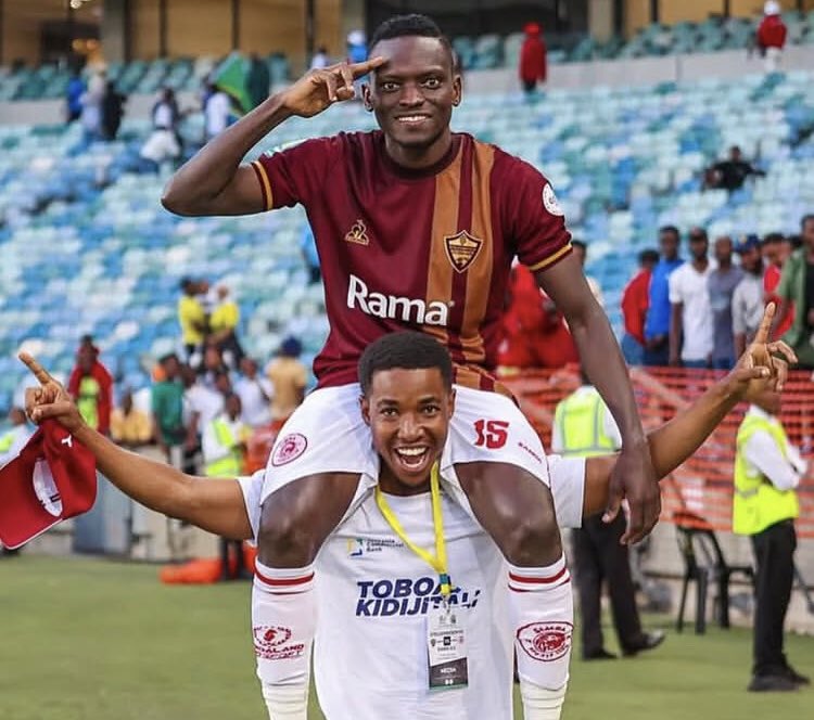 mchizidamas's tweet image. THE LAST GLASS OF RED WINE: Thread
✍🏻Ukiwauliza swali rahisi juu ya nani beki bora wa mpira basi pale Simba watakuja na orodha ndefu mithiri ya treni la Kigoma humo ndani watampa seat Masatu, Owino na wengine walioishi zama za Leodigar Tenga kwanza wahurumie kisha watizame👇🏾