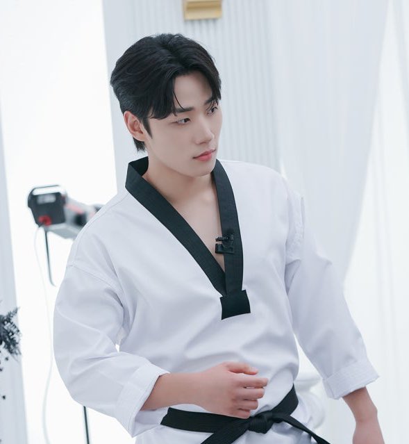 lmjw_'s tweet image. 사범님 제발 저요 눈빛 개사나움🥹