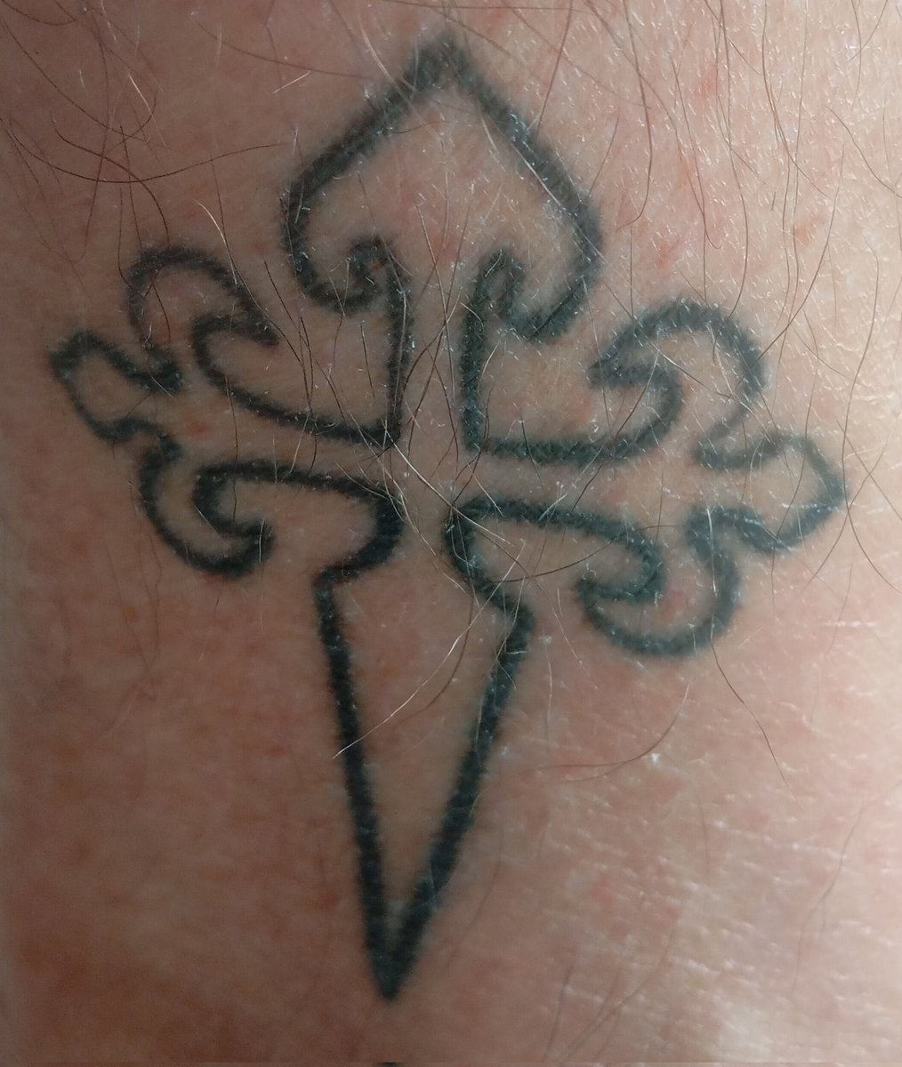 Llevo la cruz de Santiago tatuada en la piel. Feliz día a todos los españoles de bien.
