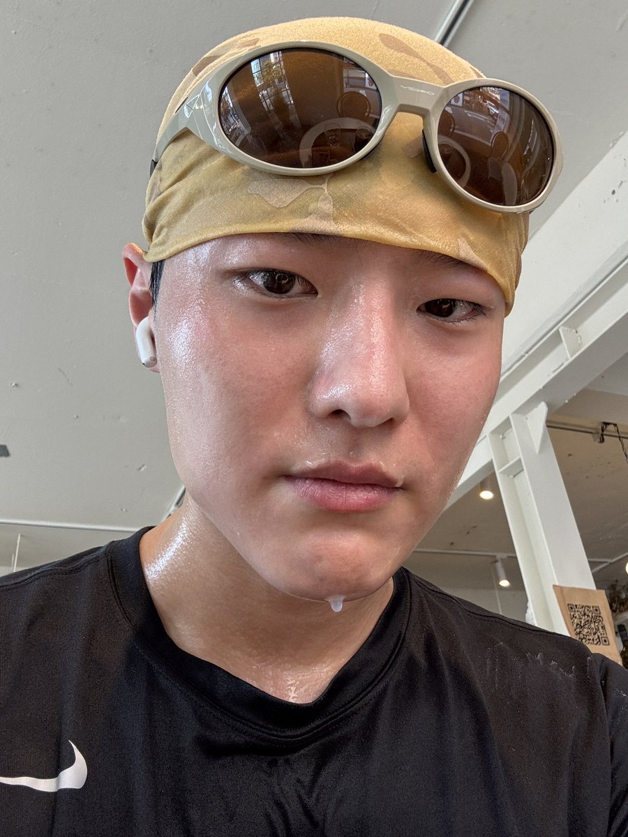 _chowoodz's tweet image. 오후 4시엔 되도록이면 뛰지 마세요. 더울껄요