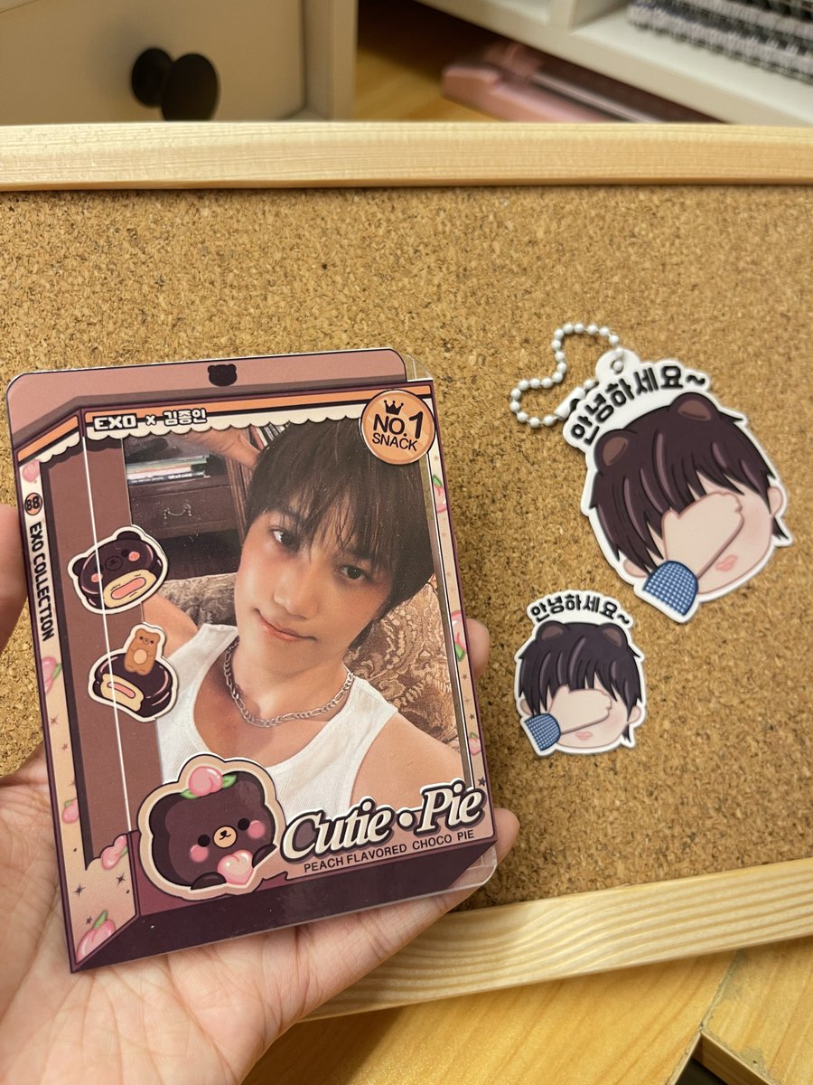 cosmilk_latte's tweet photo. freebies preview ―୨୧⋆ ˚

here’s our final freebies (toploader and laminated keyring), packed and ready for kaion this sunday! hope to see erigoms and exo-ls 🤍🐻

thank you to our trusted print shop my extra mini stickers for everyone! 🥹 

#KAIONinManila #KAIinMANILA2025 https://t.co/y9ErFHXCwR