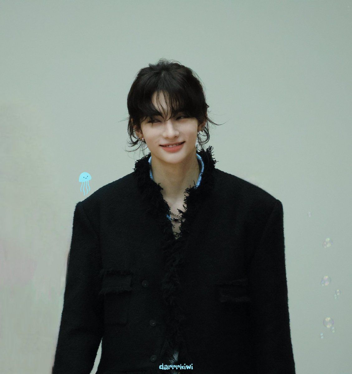 pieceofcake2003's tweet image. his neck and shoulders hurt that day, but his smile was so bright for fans... I love you sm