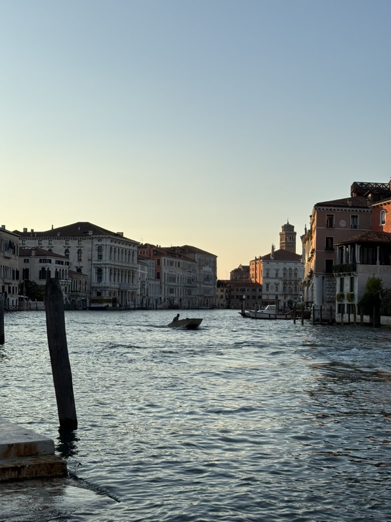 PannonianMantis's tweet image. Spent few days in Venice, it became easily my favorite city. Architecture is beautiful, the whole city is magnificent and if you’re not around the main attractions there’s literally no one around. Total Venice Nationalism