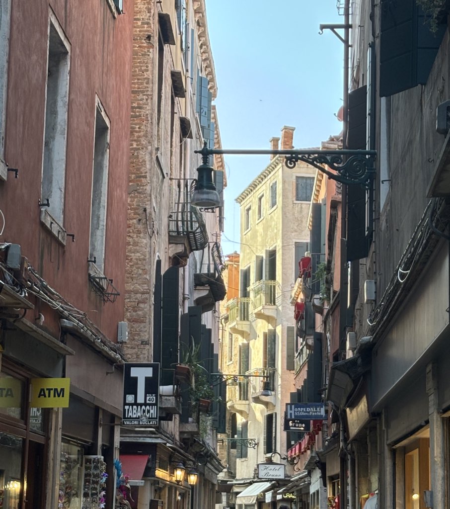 PannonianMantis's tweet image. Spent few days in Venice, it became easily my favorite city. Architecture is beautiful, the whole city is magnificent and if you’re not around the main attractions there’s literally no one around. Total Venice Nationalism