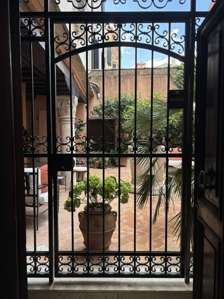 PannonianMantis's tweet image. Spent few days in Venice, it became easily my favorite city. Architecture is beautiful, the whole city is magnificent and if you’re not around the main attractions there’s literally no one around. Total Venice Nationalism
