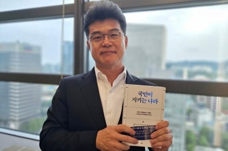 facebook.com/share/p/16z4wq…
정청래 당대표 후보
<국민이 지키는 나라, 인세 전액 공익기부 했습니다.>

《국민이 지키는 나라》가 2만권이 팔려 인세 4,400만원에 출판사에세 600만원을 보태서 적십자사에 공익기부 했습니다. 

수해복구 기금으로 써달고... 👍

행동으로 보여주는 기호 1번 정청래