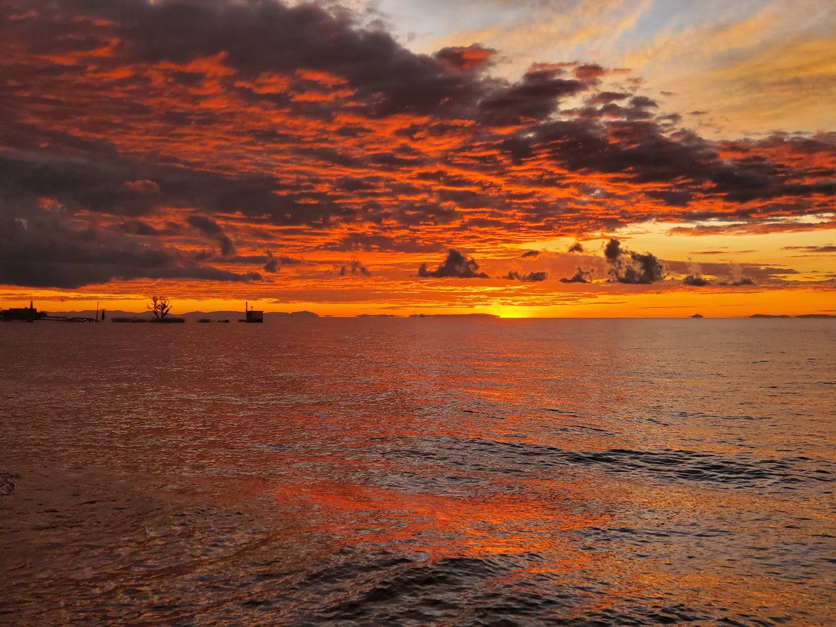 JCkahite's tweet image. Lever de soleil sur Kalemie, un tableau peint par la nature.
