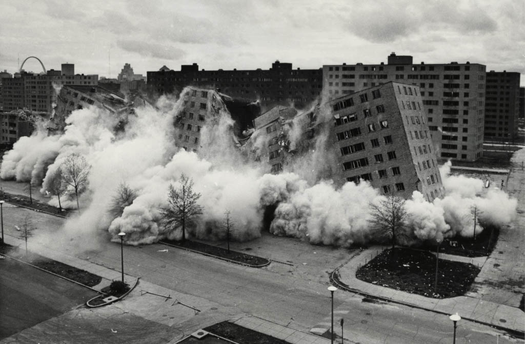 WSchoonenberg's tweet image. Het opblazen van moderne flats in de wijk Pruitt-Igoe in St. Louis op 15 juli 1972 om 15.32 uur. Volgens Charles Jencks, in 'The New Paradigm in Architecture': de dood van het modernisme. Dat is dus nu 53 jaar geleden.