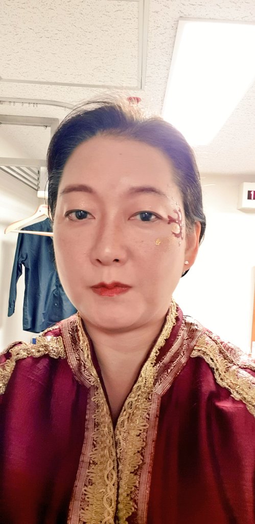 bakanakov's tweet image. ゲネプロを楽しく終えてホテルに戻ったら、部屋にこんなものが!😮😍🙇🏻♀️
今日の舞台メイクはこんな感じ。明日はちょっと変わるらしいです😁 日生劇場ファミリーフェスティバル、音楽劇「アラジンと魔法のランプ」、いよいよ明日・あさってが本番です!👳♂️🧙♀️🧞♂️👸🎶🎤🎻🎺🎷