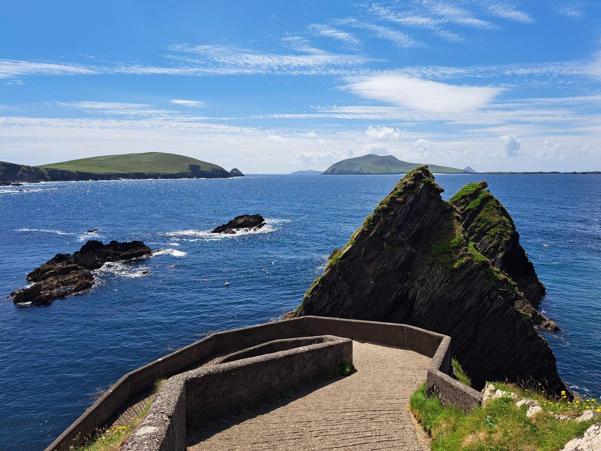 DescubreIrlanda's tweet image. La belleza salvaje del Atlántico en su máxima expresión: ¡por esto Slea Head merece un hueco en tu lista de imprescindibles! 🌊
✅ Vista desde el muelle
✅ En barco
✅ Ruta por carretera
✅ Turismo local
📍 Slea Head, Dingle Peninsula, Condado de Kerry