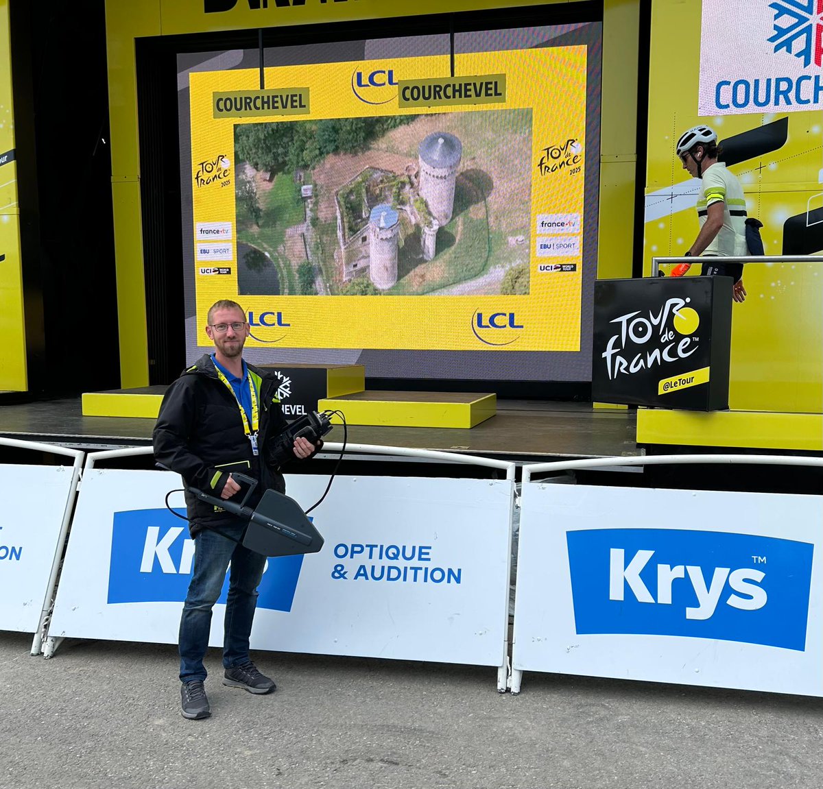 anfr's tweet photo. 🚴Courchevel : étape du #TourDeFrance2025.
🎙️ L’ANFR veille en coulisses du peloton au bon usage des fréquences radio : sécurité, diffusion TV, communications d’urgence…
Visite de @GillesBregant  pour saluer les équipes mobilisées.
#ANFR #Spectre #Courchevel https://t.co/4SKRHs40mF