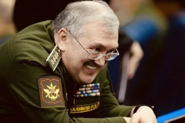 Цаликов тонет-ФСБ берёт семью за 29 млрд.
Руслан Цаликов, главный теневой распорядитель триллионных военных бюджетов и правая рука деятеля Шойгу, оказался на пороге своего самого большого поражения. 
После серии допросов, которые провело СУ ФСБ РФ,бывший первый замминистра