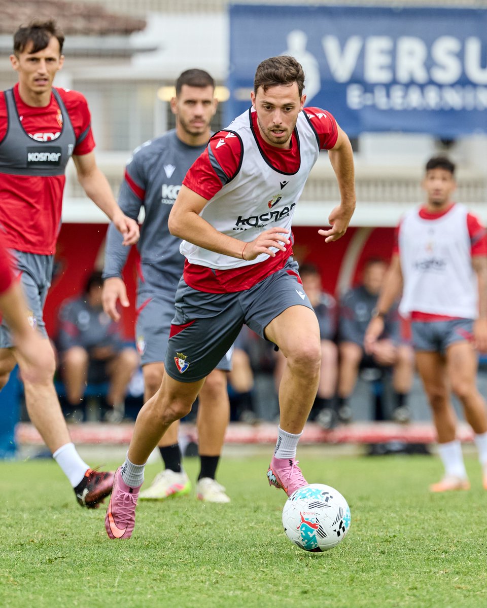Osasuna's tweet image. ¡Buenos días, rojillos!
El equipo se ejercita hoy a puerta abierta en Tajonar a partir de las 10:30 horas en el último entrenamiento previo al #OsasunaHuesca.