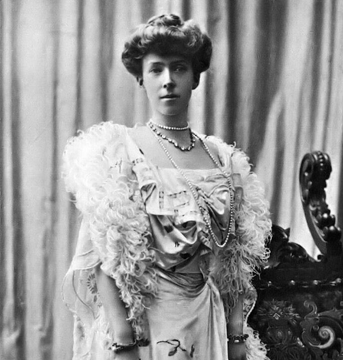 oldroyalty1's tweet image. #OTD, 25 July 1876, Queen Elizabeth of the Belgians was born at Possenhofen Castle in Bavaria 

Elizabeth was the Daughter of Karl Theodor, Duke in Bavaria and his second wife Infanta Maria Josepha of Portugal, she was named after her aunt Empress Elizabeth (Sisi) of Austria
