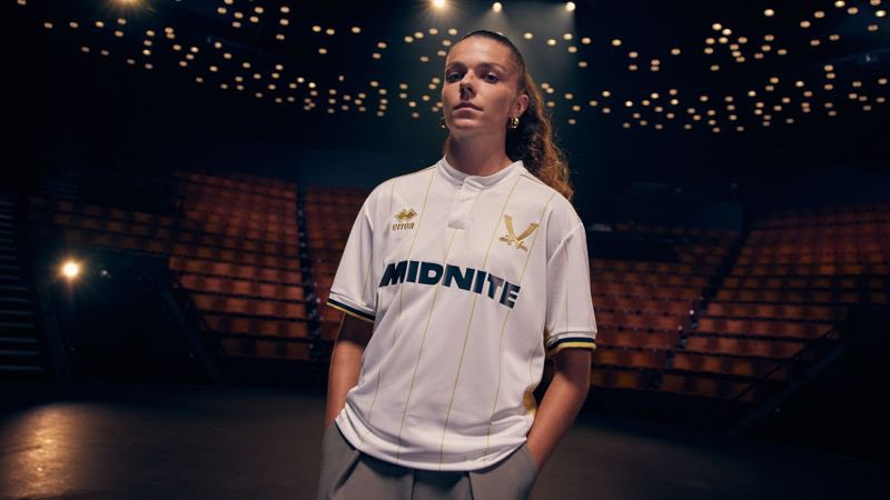 TheShirtUnion's tweet image. ⬜️| @SheffieldUnited Away 25/26
An elegant away offering from @ErreaOfficial with a white base enhanced with gold pinstripes.
The simplified blades crest also matches in gold.
The GK kit in black also working very well 👍