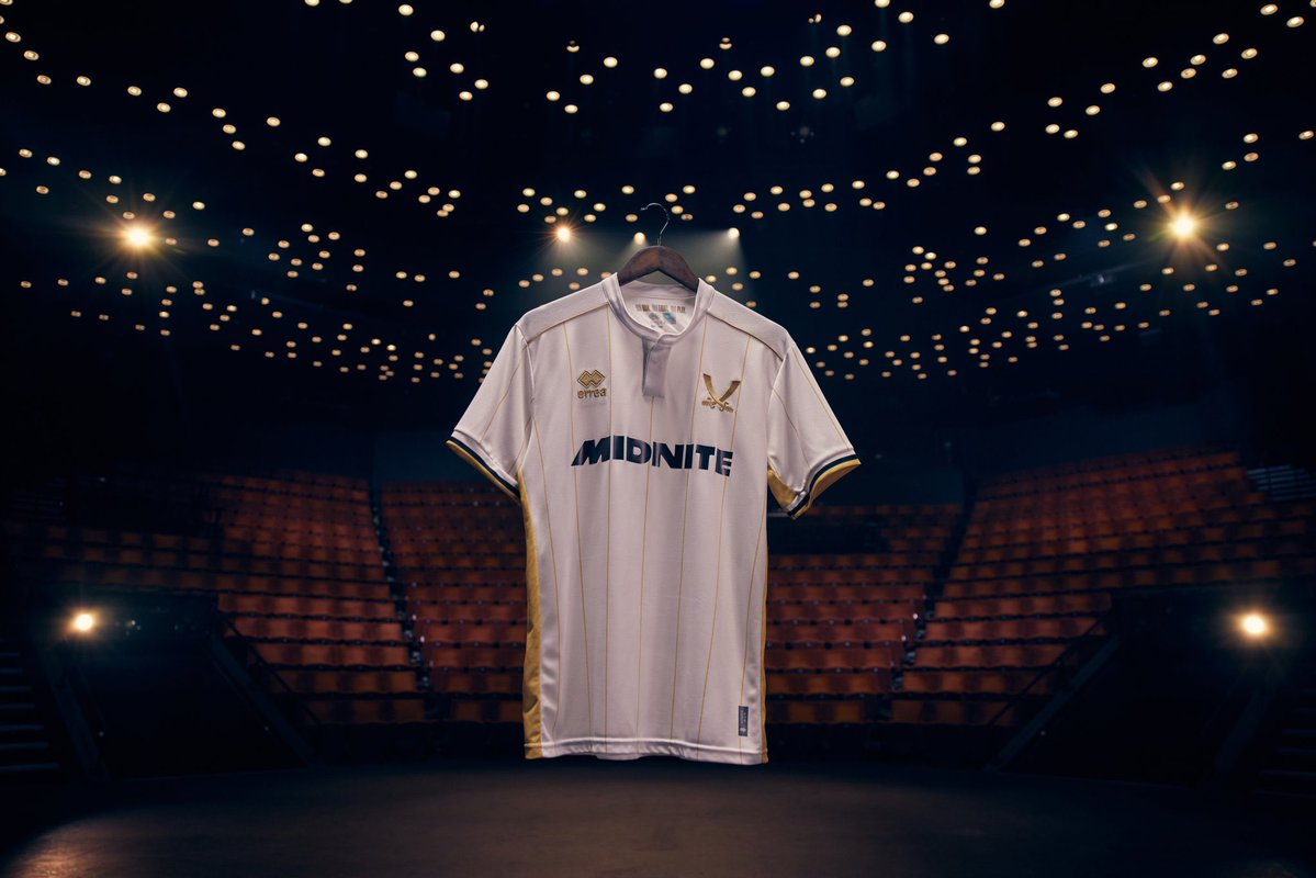 TheShirtUnion's tweet image. ⬜️| @SheffieldUnited Away 25/26
An elegant away offering from @ErreaOfficial with a white base enhanced with gold pinstripes.
The simplified blades crest also matches in gold.
The GK kit in black also working very well 👍