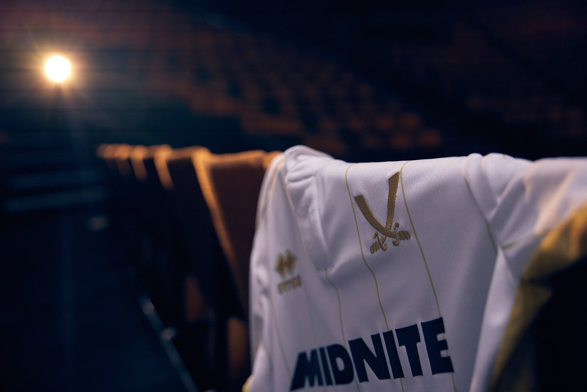 TheShirtUnion's tweet image. ⬜️| @SheffieldUnited Away 25/26
An elegant away offering from @ErreaOfficial with a white base enhanced with gold pinstripes.
The simplified blades crest also matches in gold.
The GK kit in black also working very well 👍