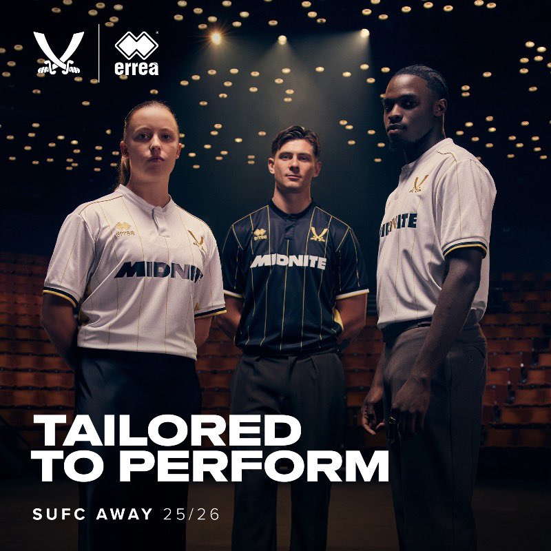 TheShirtUnion's tweet image. ⬜️| @SheffieldUnited Away 25/26
An elegant away offering from @ErreaOfficial with a white base enhanced with gold pinstripes.
The simplified blades crest also matches in gold.
The GK kit in black also working very well 👍