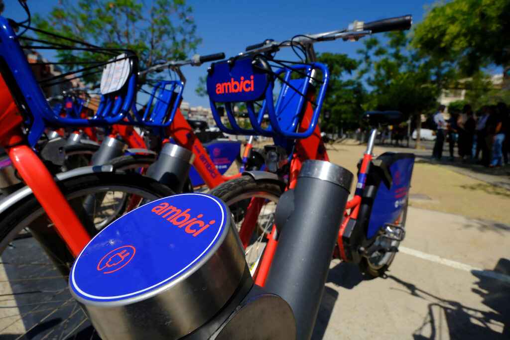 lhdigitalh's tweet image. #SocietatLH🚲L’ @ambici_oficial amplia l’horari fins a les 2h de la matinada a partir de l’1 d’agost @Mobilitat_AMB
▶️L'H té més de 360 bicis i 33 estacions del servei metropolità a punts estratègics de la ciutat
lhdigital.cat/noticies/lambi…