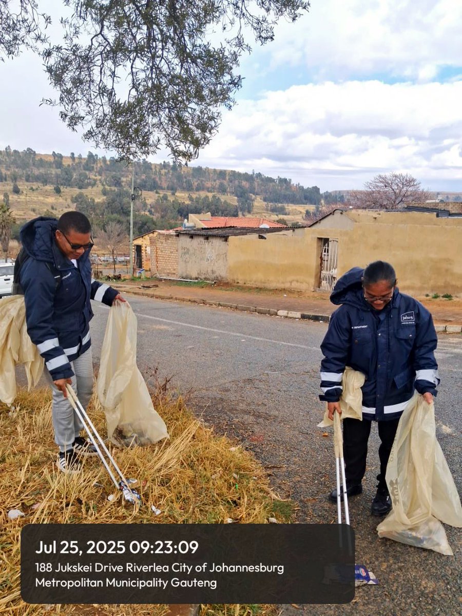 CrumRegionB's tweet image. Team AFSU litter picking in Jukskei Drive from Nasrec Road, Riverlea @CityofJoburgZA @CRUM_CoJ @DadaMorero