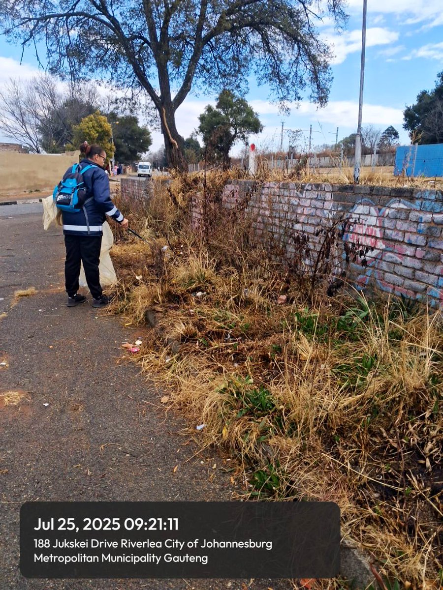 CrumRegionB's tweet image. Team AFSU litter picking in Jukskei Drive from Nasrec Road, Riverlea @CityofJoburgZA @CRUM_CoJ @DadaMorero