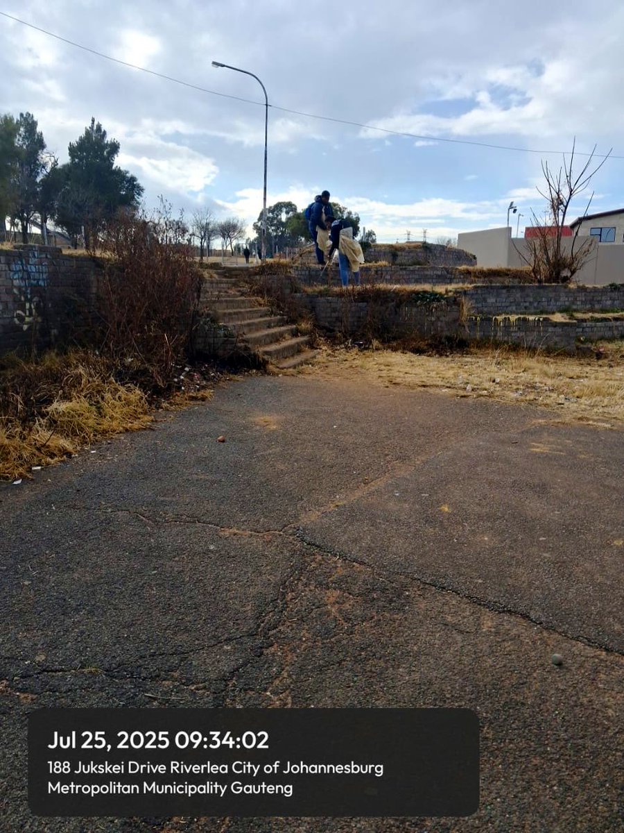 CrumRegionB's tweet image. Team AFSU litter picking in Jukskei Drive from Nasrec Road, Riverlea @CityofJoburgZA @CRUM_CoJ @DadaMorero