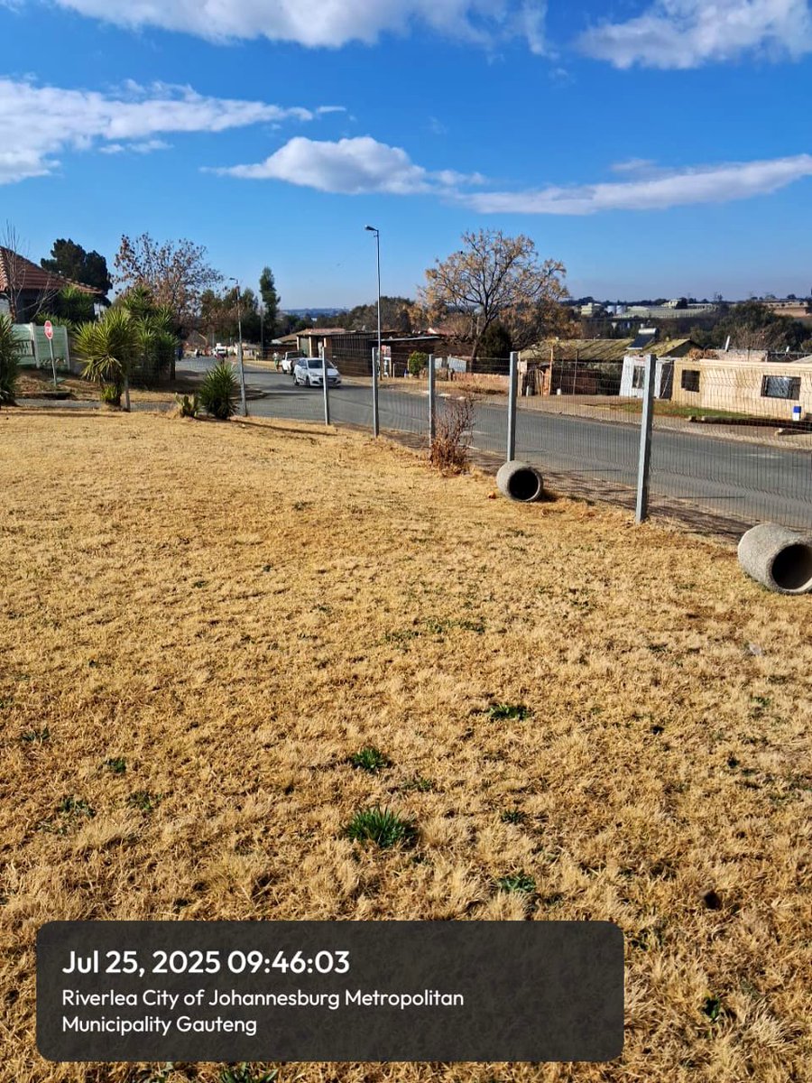 CrumRegionB's tweet image. Team AFSU litter picking in Jukskei Drive from Nasrec Road, Riverlea @CityofJoburgZA @CRUM_CoJ @DadaMorero