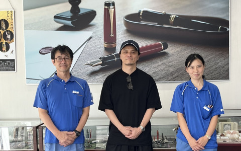PilotPenJP's tweet image. こんにちは、PILOTの滑書です👓
毎週金曜23:00は弊社提供のラジオ番組J-WAVE
(81.3FM)『PILOT THE ORIGINAL』アーティスト
のKREVAさんがナビゲーターをしてくださいます!
ついに実現!!
本日は、 PILOTの平塚工場から放送をお届けします!
7月25日(金)・8月1日(金)2週連続放送予定です✨…