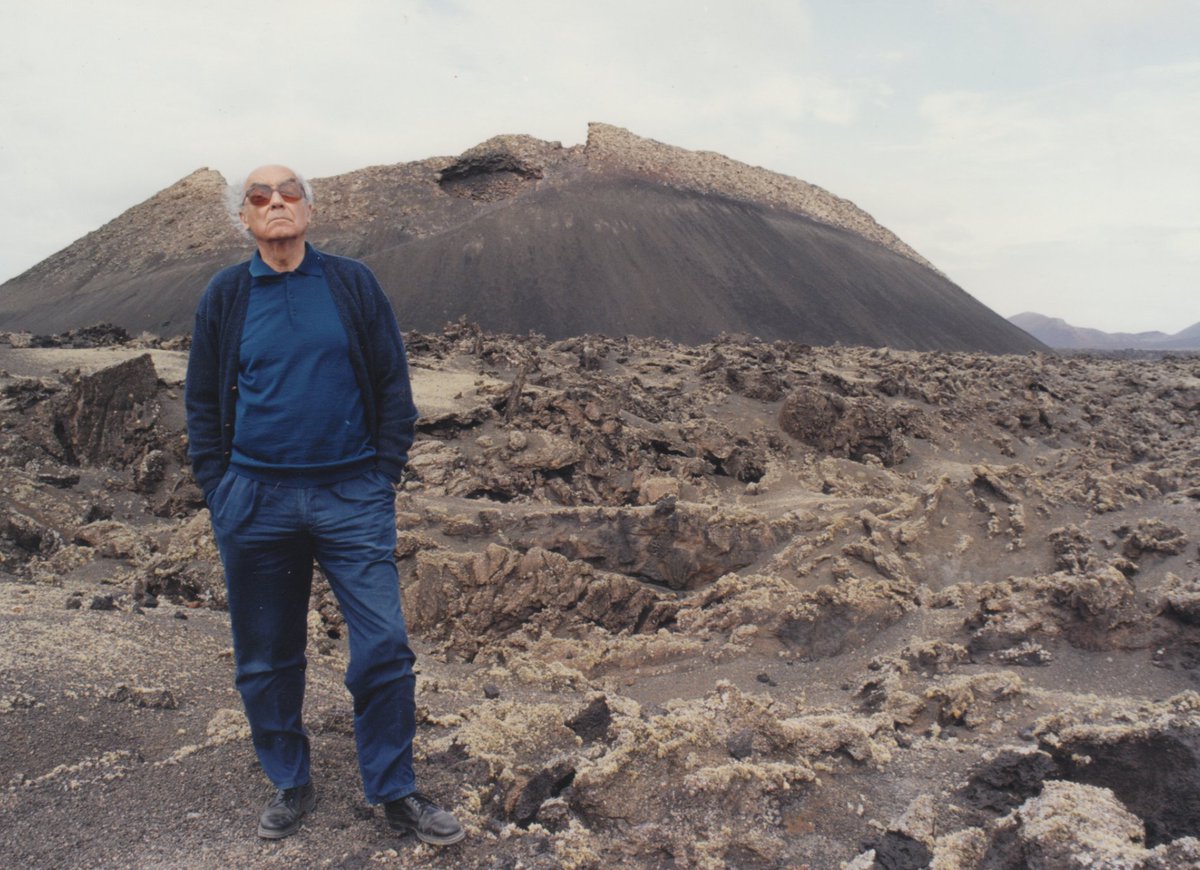 «En verdad os digo que todos los pasos del mundo se cruzan y entrecruzan, los tiempos vienen y van, solo los lugares permanecen. Y esperan».

Cuadernos de #Lanzarote 
José #Saramago