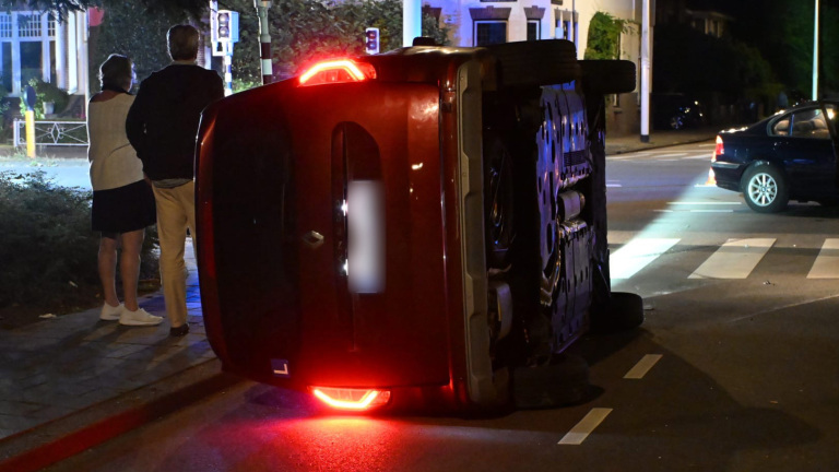 Twee dronken bestuurders aangehouden na fikse aanrijding op Kennemerstraatweg: Twee automobilisten komen met elkaar in botsing en blijken allebei onder invloed. Het gebeurde in de nacht van donderdag op vrijdag op de kruising van de Kennemerstraatweg met… dlvr.it/TM6749