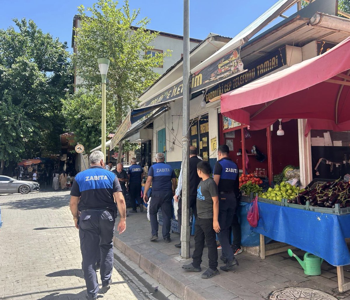 📍 Zabıta Denetimleri Aralıksız Sürüyor❗️

#Siirt Belediyesi Zabıta ekipleri, 18-25 Temmuz tarihleri arasında 383 iş yerini denetledi.
224 iş yerine uyarı, 23 iş yerine ise toplam 32.338 TL idari yaptırım uygulandı.
Vatandaşlardan gelen 78 şikâyetin tamamına anında müdahale