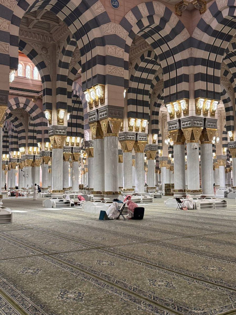 "في زمنٍ تكاثرتْ فيه المِحنُ والفِتنُ، تحتاجُ النَّفسُ إِلىٰ سكينةٍ تُرِيحُ بالها، وتُثبِّتُ أَركانها، وتشْحذُ عزيمتها، ولا يصْنعُ هذا في النَّفس بعد ذِكْر الله مثل الصلاة والسلام على رسول الله ﷺ، فتأَسَّوْا به ﷺ ثباتاً وصبراً، وأَكْثروا من الصلاة والسلام عليه دوماً وأَبداً ﷺ.