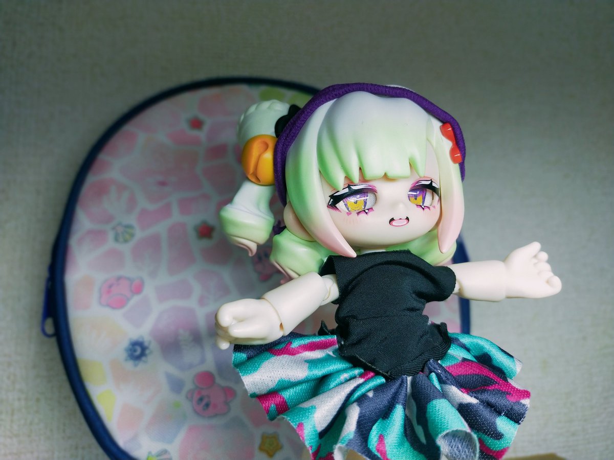 Xj4C2iRunw701an's tweet image. 今日は午後休で用事が早めに終わったので、洋服を仮縫いしてみました。
スカート布の重なりの部分が盛り上がってしまうので、対策を考えないとな…というところ。