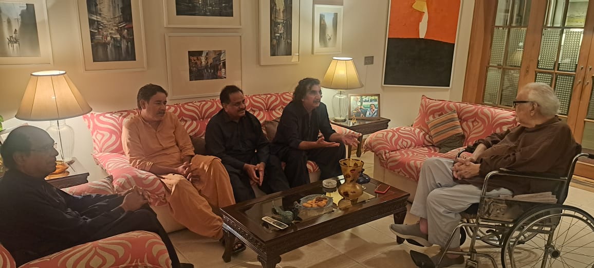 لاہور : عوامی ورکرز پارٹی کے جنرل سیکرٹری بخشل تھلہو اور سندھ کے جنرل سیکرٹری سینگار نوناری کی عوامی ورکرز پارٹی کے بانی صدر عابد حسن منٹو سے ملاقات۔ 
ان کی اہلیہ مرحومہ تسنیم منٹو کی تعزیت اور گہرے دکھ اور افسوس کا اظہار کیا۔
سیاسی و تنظیمی امور پر تفصیلی  گفتگو ہوئی۔